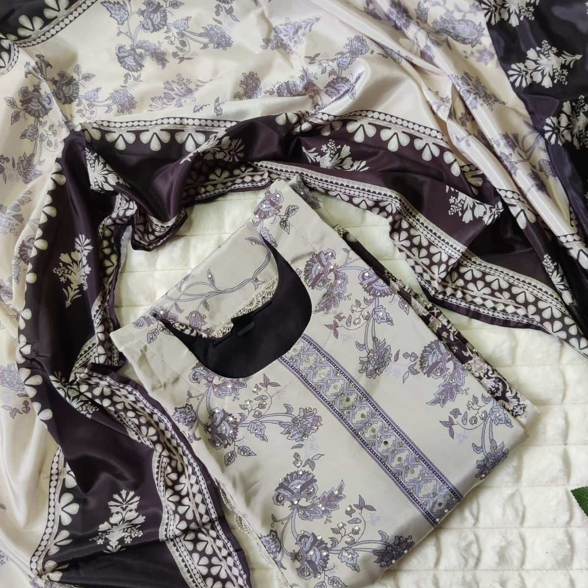 Begum's Choice - Luxurious Silk Pakistani Suit Set