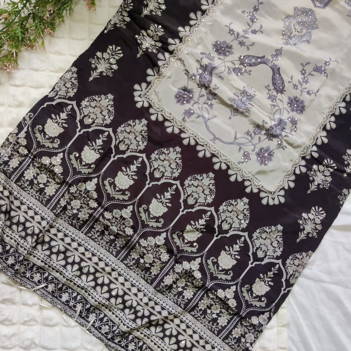 Begum's Choice - Luxurious Silk Pakistani Suit Set